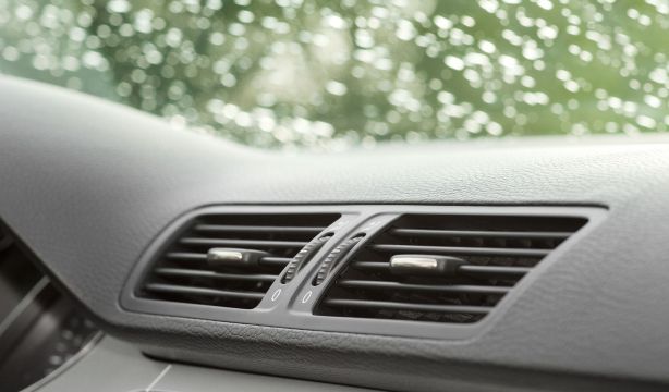 Así se baja la temperatura del habitáculo del coche en minutos (Fuente BigStock)
