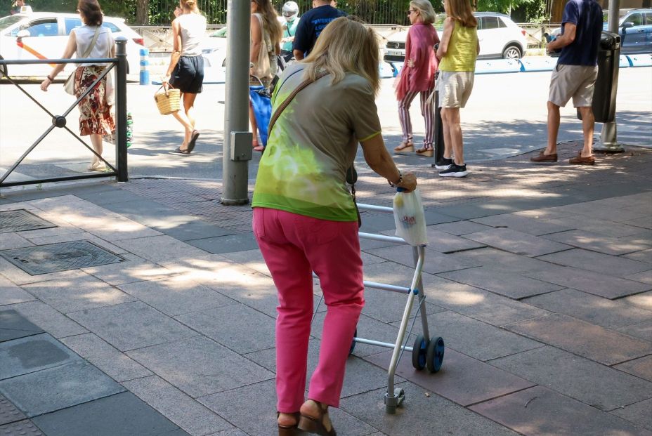 EuropaPress 6858662 persona mayor caminando calle ayudada andador 15 julio 2025 madrid espana EuropaPress 6858662 persona mayor caminando calle ayudada andador 15 julio 2025 madrid espana