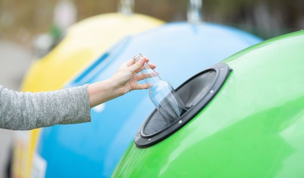 El 27% de los españoles deja de reciclar envases de vidrio durante las vacaciones (Fuente: BigStock)