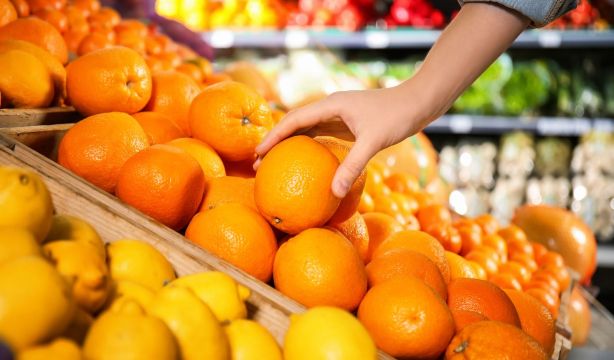 Naranjas, manzanas y peras encarecen la cesta de la compra en julio