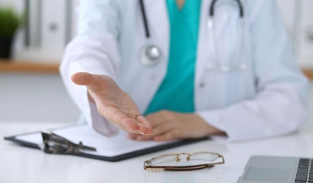 Un 71% de las personas esperan de media 10 días para una cita con su médico de familia / Fuente: EuropaPress