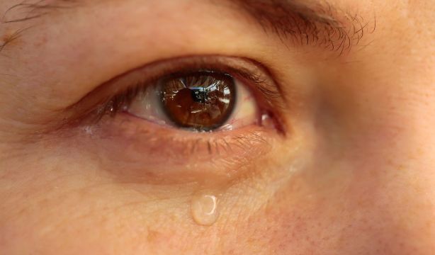 Desarrollan un dispositivo capaz de analizar las lágrimas para controlar enfermedades neurológicas (Fuente: BigStock)