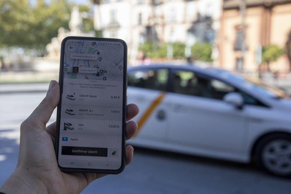 EuropaPress 4707372 imagen movil app uber taxi fondo dia aprobara decreto regular vtc andalucia EuropaPress 4707372 imagen movil app uber taxi fondo dia aprobara decreto regular vtc andalucia