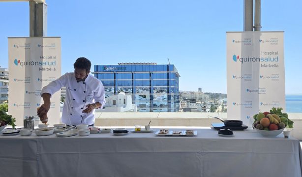 Iván Cerdeño acerca la alta cocina a los pacientes del Hospital Quirónsalud de Marbella / Fuente: Quirónsalud Marbella Iván Cerdeño acerca la alta cocina a los pacientes del Hospital Quirónsalud de Marbella / Fuente: Quirónsalud Marbella