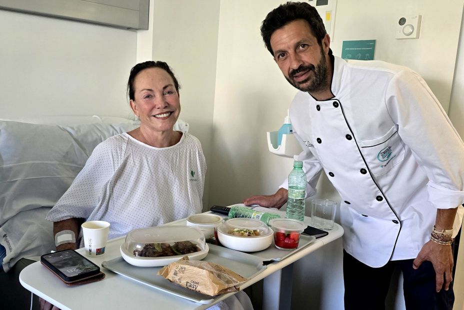 Iván Cedeño acerca la alta cocina a los pacientes del Hospital Quirónsalud de Marbella / Fuente: Quirónsalud Iván Cedeño acerca la alta cocina a los pacientes del Hospital Quirónsalud de Marbella / Fuente: Quirónsalud