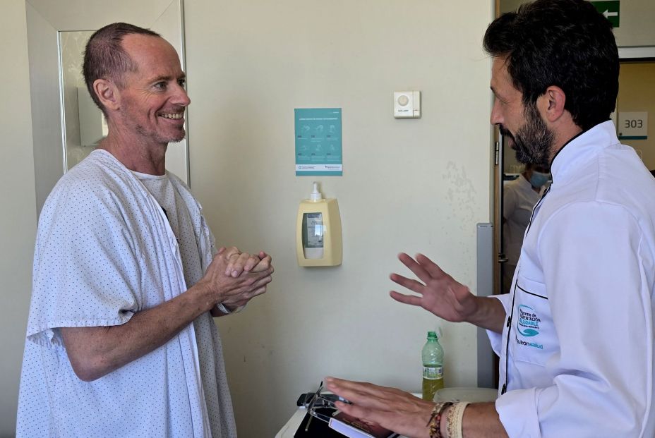 Iván Cedeño acerca la alta cocina a los pacientes del Hospital Quirónsalud de Marbella / Fuente: Quirónsalud Iván Cedeño acerca la alta cocina a los pacientes del Hospital Quirónsalud de Marbella / Fuente: Quirónsalud