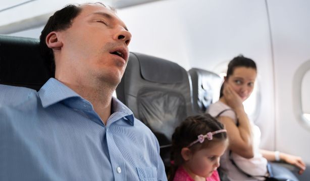 Un 46% de los españoles se ha sentido molesto por el comportamiento de otro pasajero en un vuelo / Fuente: BigStock
