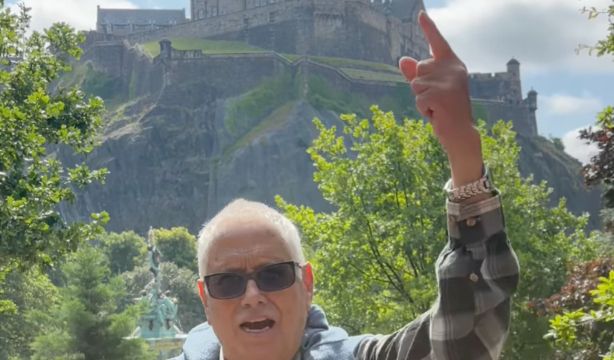 Juanjo cumple su sueño de viajar a Edimburgo con 81 años (Instagram: Fundación Adopta Un Abuelo)