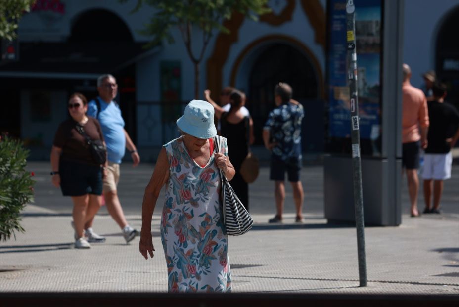 Protección Civil pide limitar la exposición al sol y vigilar a personas mayores en la ola de calor Protección Civil pide limitar la exposición al sol y vigilar a personas mayores en la ola de calor