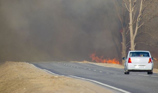 ¿Qué hacer si te sorprende un incendio conduciendo?