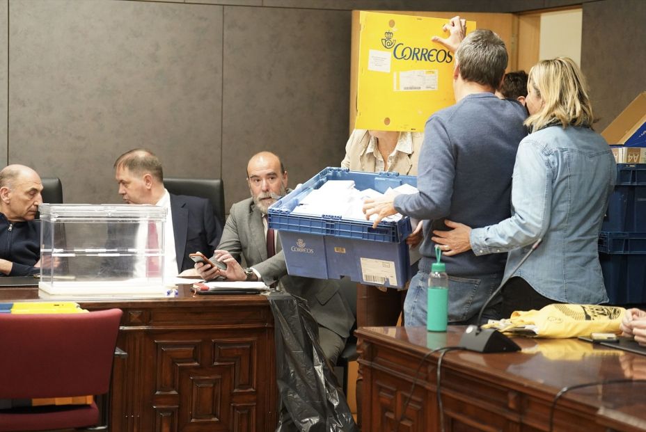 EuropaPress 5917686 varias personas recuento voto cera palacio justicia bilbao 26 abril 2024