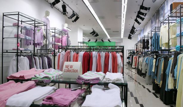 Prohibido destruir ropa y calzado que no se haya podido vender