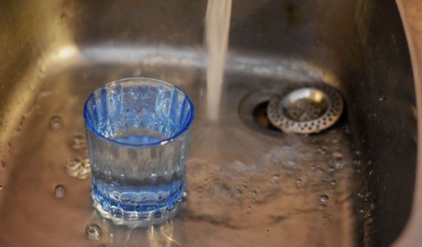 Por qué deberías colocar un vaso boca abajo en el fregadero antes de irte de vacaciones