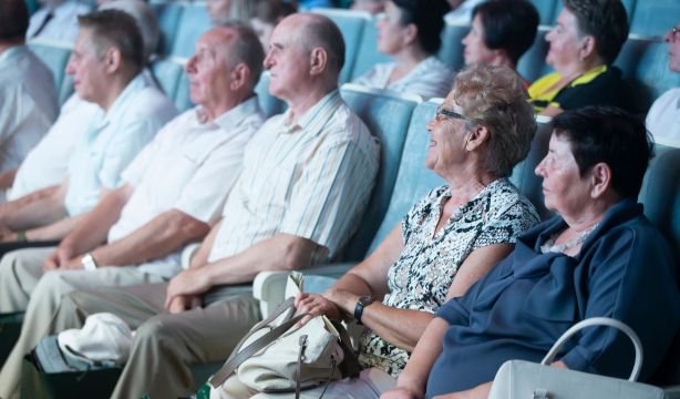 La cultura suma años de vida: ir al cine, al teatro o a un museo ralentiza el envejecimiento