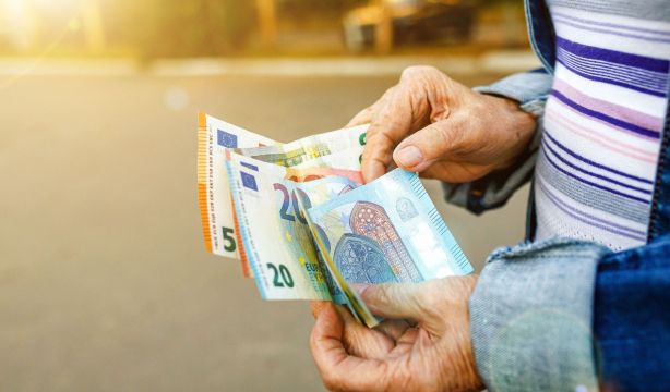 Deniegan la pensión de jubilación a una autónoma por darse de baja un mes más tarde del límite legal