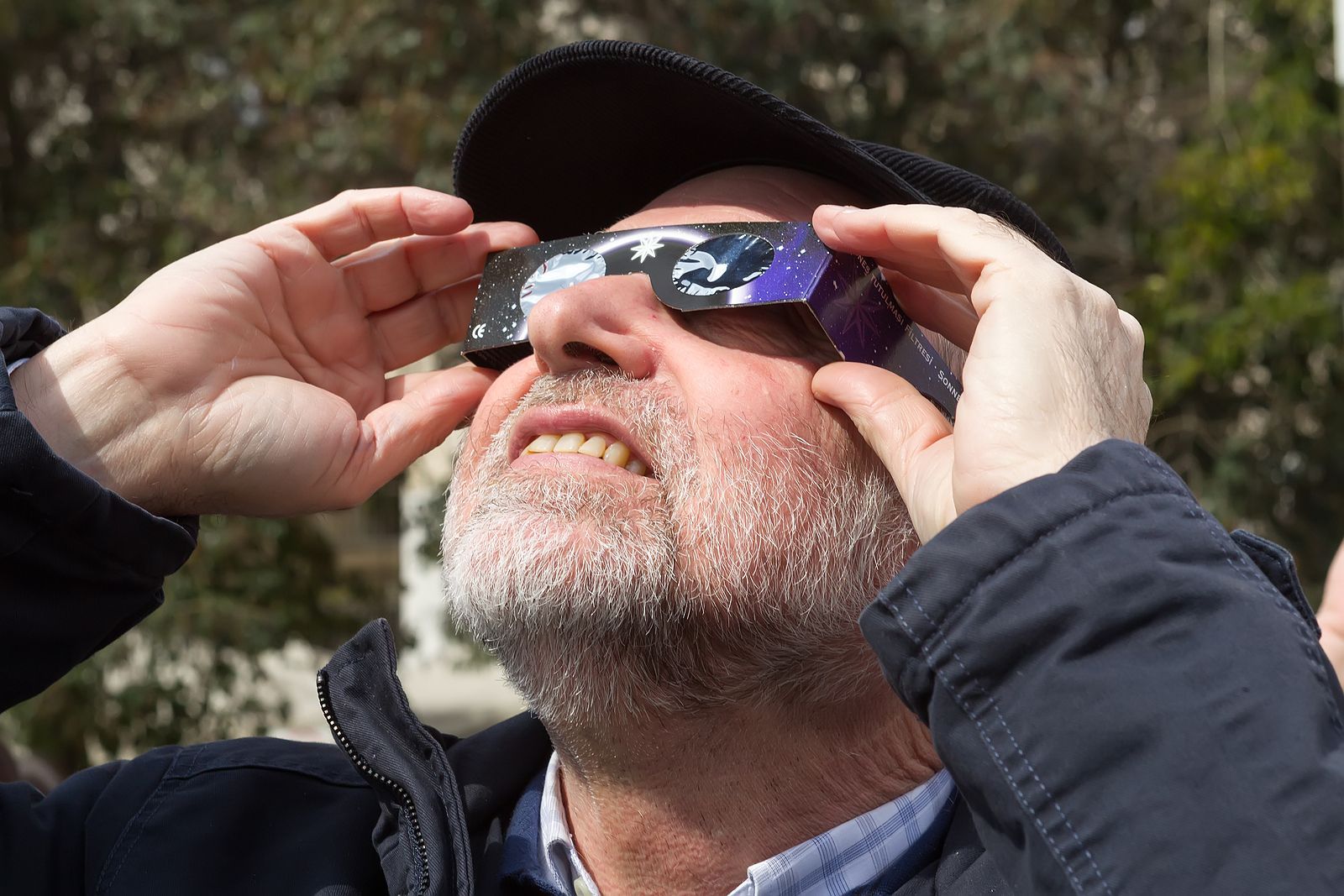 La OCU revela las siete claves para elegir unas gafas seguras para el eclipse