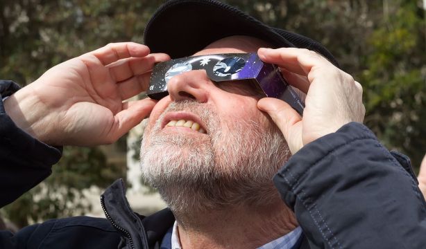 La OCU revela las siete claves para elegir unas gafas seguras para el eclipse