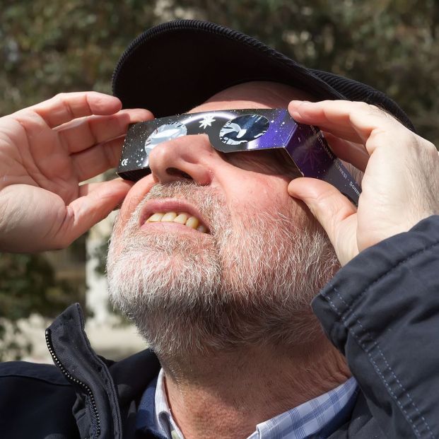 La OCU revela las siete claves para elegir unas gafas seguras para el eclipse