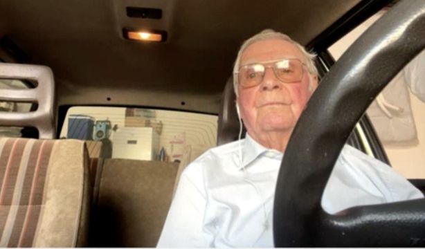Renueva el carnet de conducir a un mes de cumplir 100 años: "No quiero depender de mis hijos"