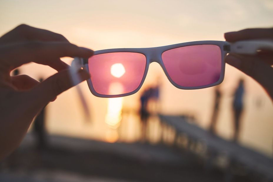 Por qué no valen las gafas de sol normales para ver el eclipse y cómo reconocer las homologadas Por qué no valen las gafas de sol normales para ver el eclipse y cómo reconocer las homologadas