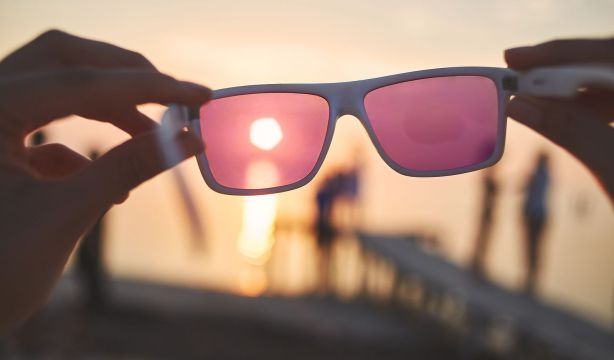 Por qué no valen las gafas de sol normales para ver el eclipse y cómo reconocer las homologadas