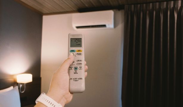 La madrugada deja de ser la franja más barata de la luz: las olas de calor suben un 30% el precio