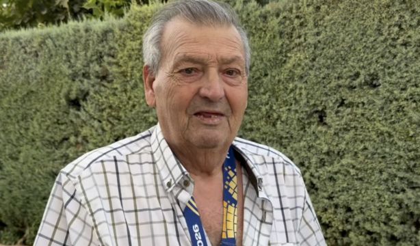 El abuelo de Pedro Porro ya tiene su medalla de campeón del mundo Misión cumplida
