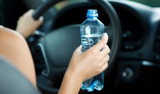 ¿Te pueden multar por beber agua mientras conduces? Esto dice la DGT ¿Te pueden multar por beber agua mientras conduces? Esto dice la DGT