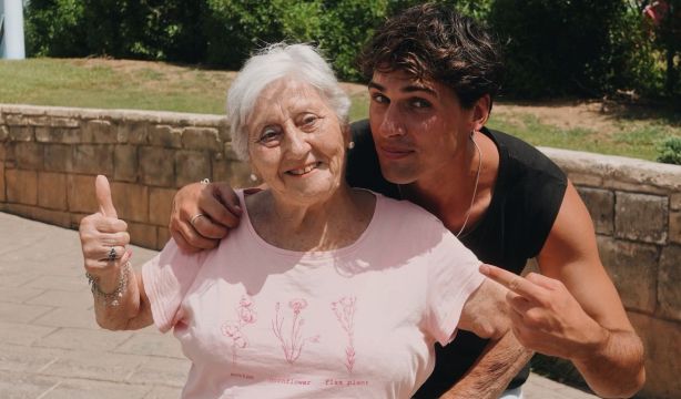 Sueños cumplidos, viajes y sorpresas las mejores historias protagonizadas por abuelos y abuelas