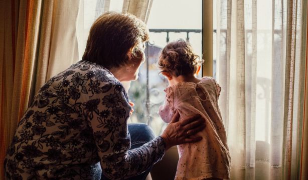 Casi la mitad de los abuelos en España cuidan a sus nietos de forma habitual Casi la mitad de los abuelos en España cuidan a sus nietos de forma habitual