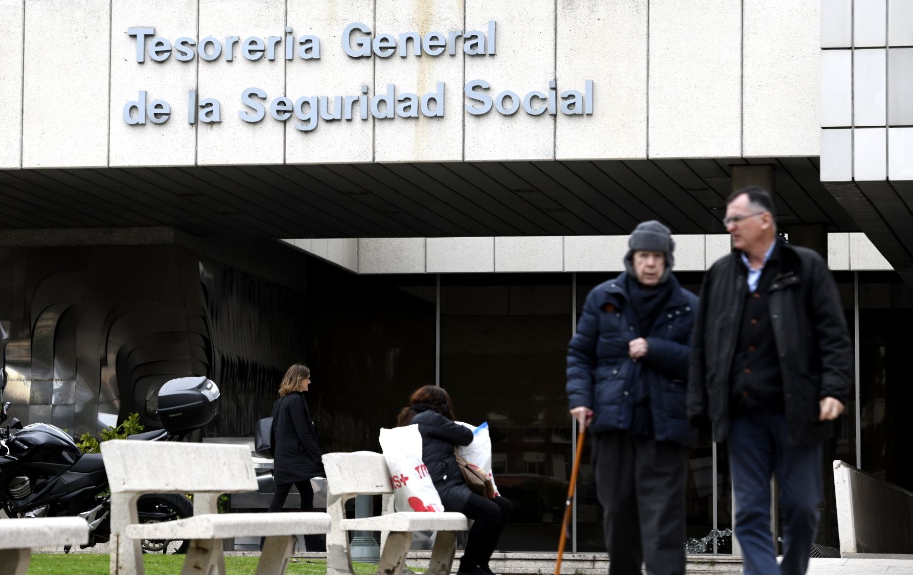 Ayudas para mayores de 52 años, qué hacer si has agotado el subsidio por desempleo Dos personas pasean por la entrada de la sede de la Tesorería General de la Seguridad Social en Madrid (España) a 6 de febrero de 2020