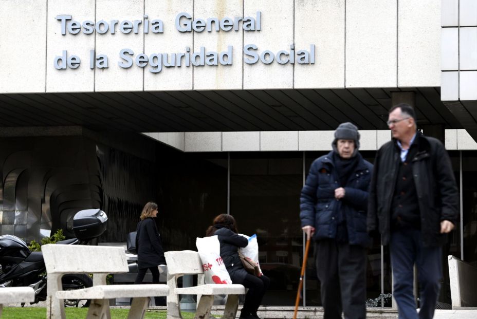 Ayudas para mayores de 52 años, qué hacer si has agotado el subsidio por desempleo Dos personas pasean por la entrada de la sede de la Tesorería General de la Seguridad Social en Madrid (España) a 6 de febrero de 2020
