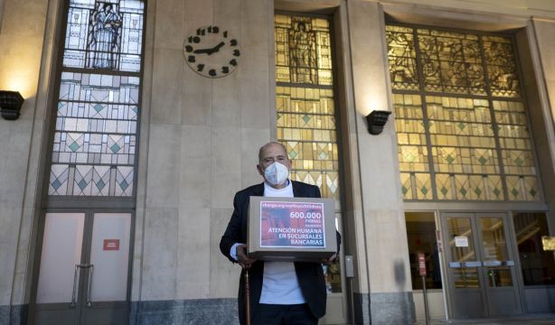 Carlos San Juan: "Los mayores vulnerables siguen con problemas de acceso a la banca 4 años después"