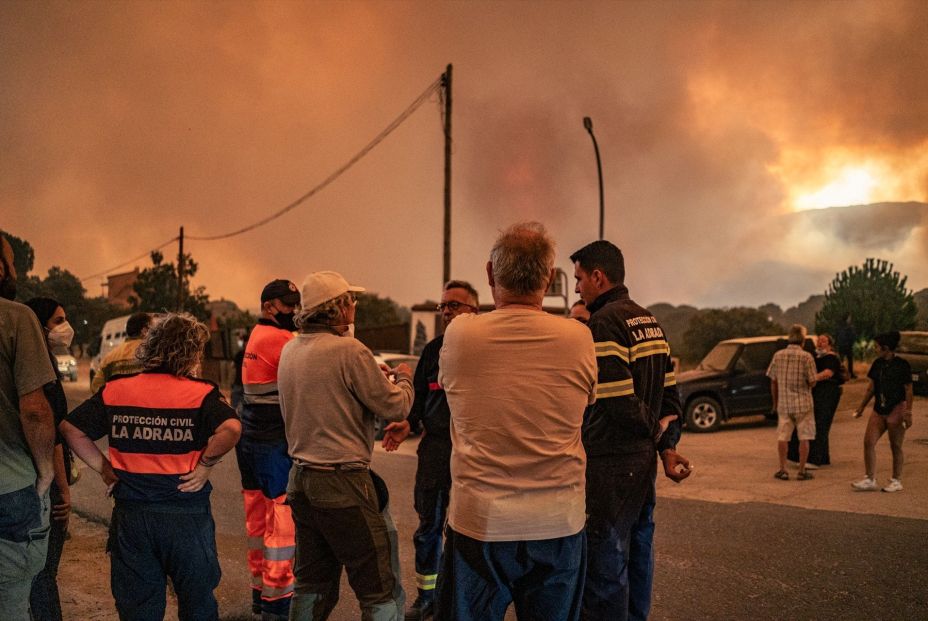 EuropaPress 7688130 desalojos vecinos incendio acercandose adrada 25 julio 2026 avila castilla (1)