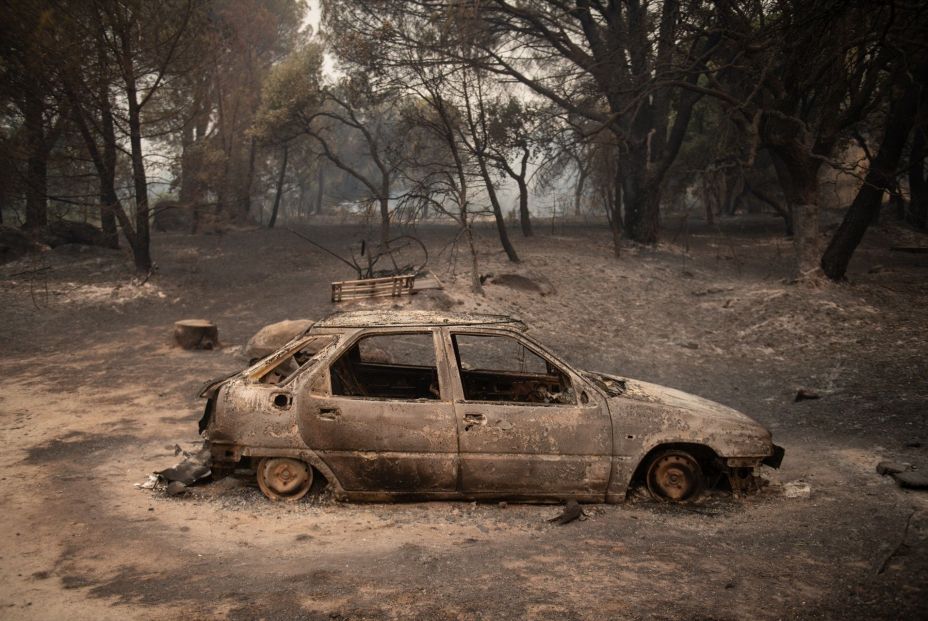 EuropaPress 7688846 personal ume apagando fuegos viviendas naves piedralaves incendio