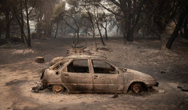 EuropaPress 7688846 personal ume apagando fuegos viviendas naves piedralaves incendio