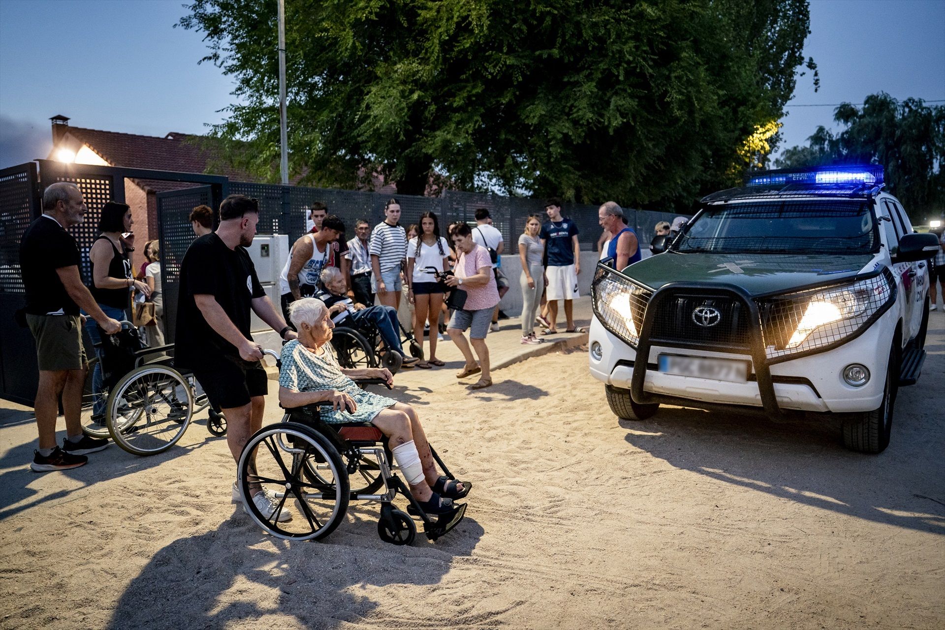 EuropaPress 7683652 varias personas desalojadas municipio aldea fresno llegan polideportivo