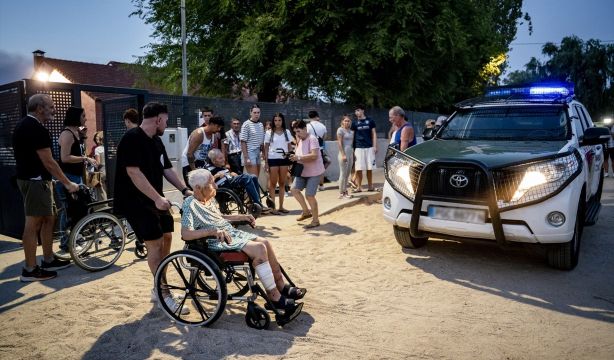 EuropaPress 7683652 varias personas desalojadas municipio aldea fresno llegan polideportivo