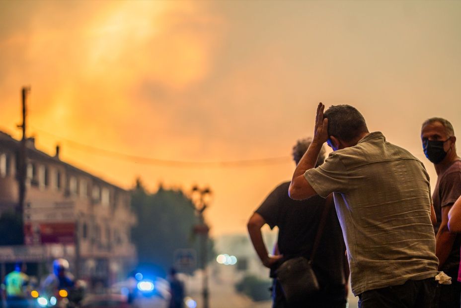 EuropaPress 7688260 varias personas observan fuego labores extincion incendio forestal 25 julio