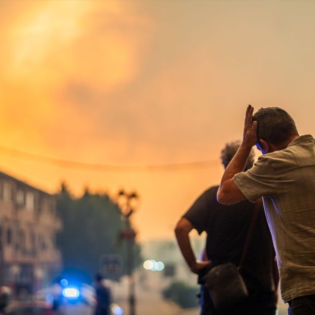 EuropaPress 7688260 varias personas observan fuego labores extincion incendio forestal 25 julio EuropaPress 7688260 varias personas observan fuego labores extincion incendio forestal 25 julio