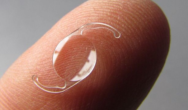La revolución de las lentes intraoculares para decir adiós a las gafas: qué tipos hay y cuál elegir