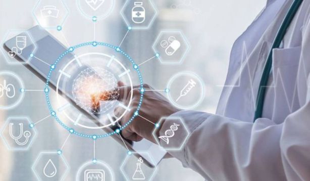 Un estudio revela que uno de cada cinco españoles acude al médico por recomendación de la IA (Fuente: BigStock)