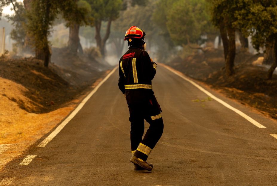 EuropaPress 7687492 bombero trabaja labores extincion incendio forestal 25 julio 2026 san (1)