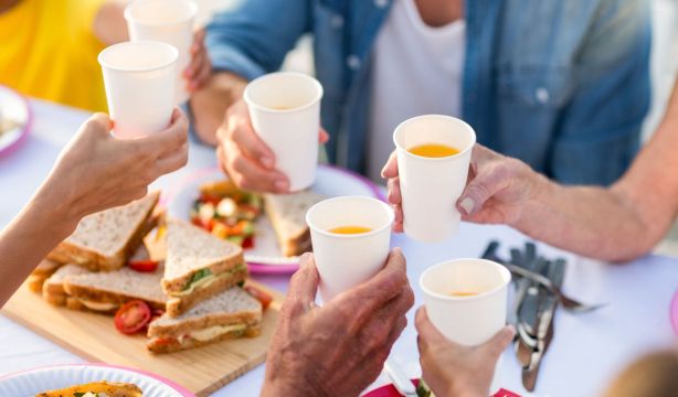 El calor puede estropear los alimentos sin que lo notes: cómo evitar una intoxicación