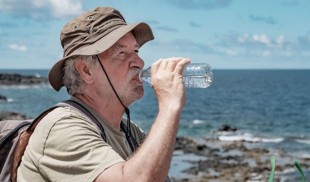 Las claves para evitar la deshidratación de las personas mayores durante la ola de calor