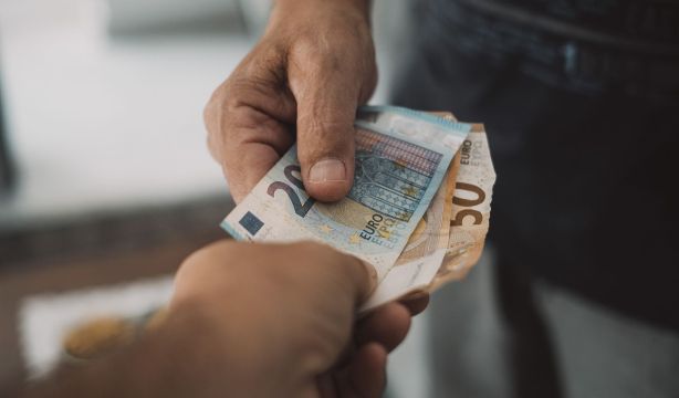 España destaca por uso de efectivo superior a la UE, pero afronta "alto riesgo de exclusión"