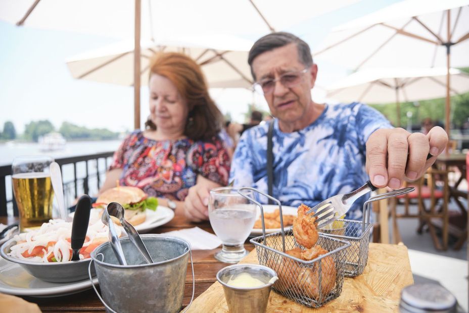 Los consejos erróneos sobre beber agua y la comida picante (fuente: BigStcok)