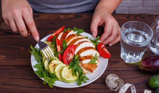 Un estudio cuestiona dos de los consejos nutricionales más extendidos sobre el agua y el picante