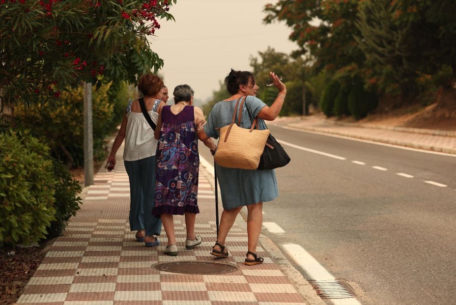 EuropaPress 7687175 varias personas atienden ordenes evacuacion incendio forestal 25 julio 2026 EuropaPress 7687175 varias personas atienden ordenes evacuacion incendio forestal 25 julio 2026