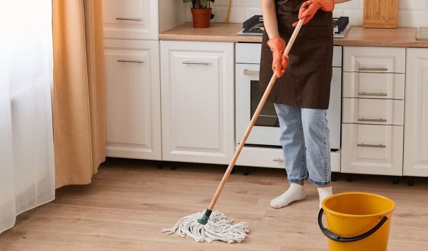 ¿Por qué no deberías fregar el suelo a mediodía durante el verano?